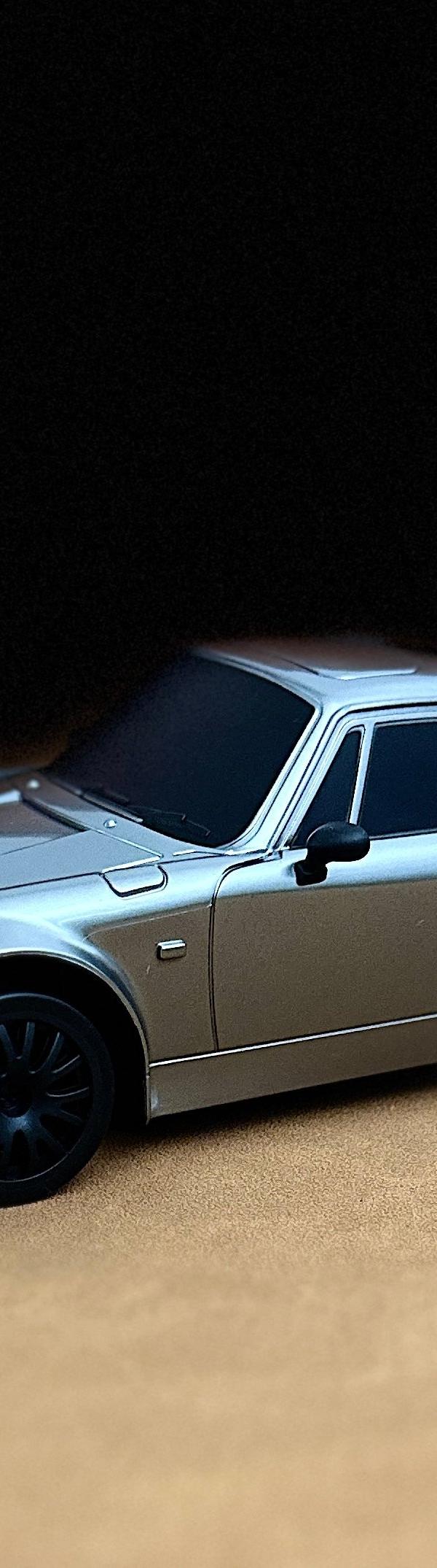 Retro Drift Master: Tail-Happy RC Car for Sideways Fun